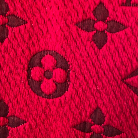 ๐๏ธHOST PICK๐๏ธStunning Louis Vuitton winter scarf - Picture 3 of 8